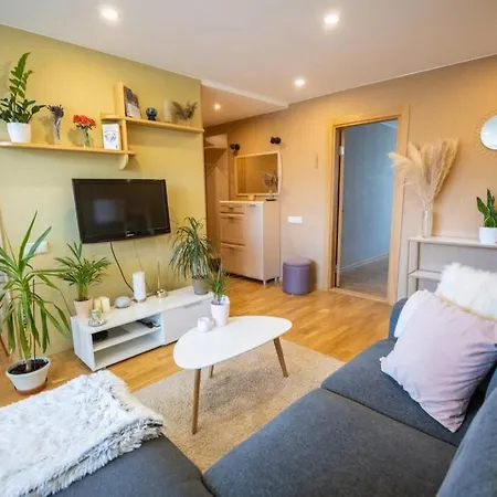 Beautiful & Spacious Apartment In Valmiera Exterior photo
